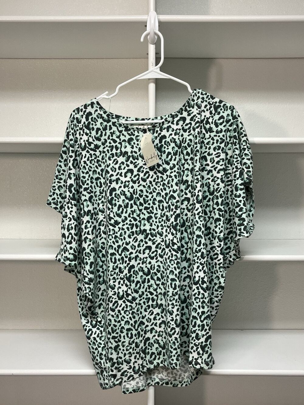 Wonderfly Studios Women’s Green Leopard Print Flowy Tunic Petite Large